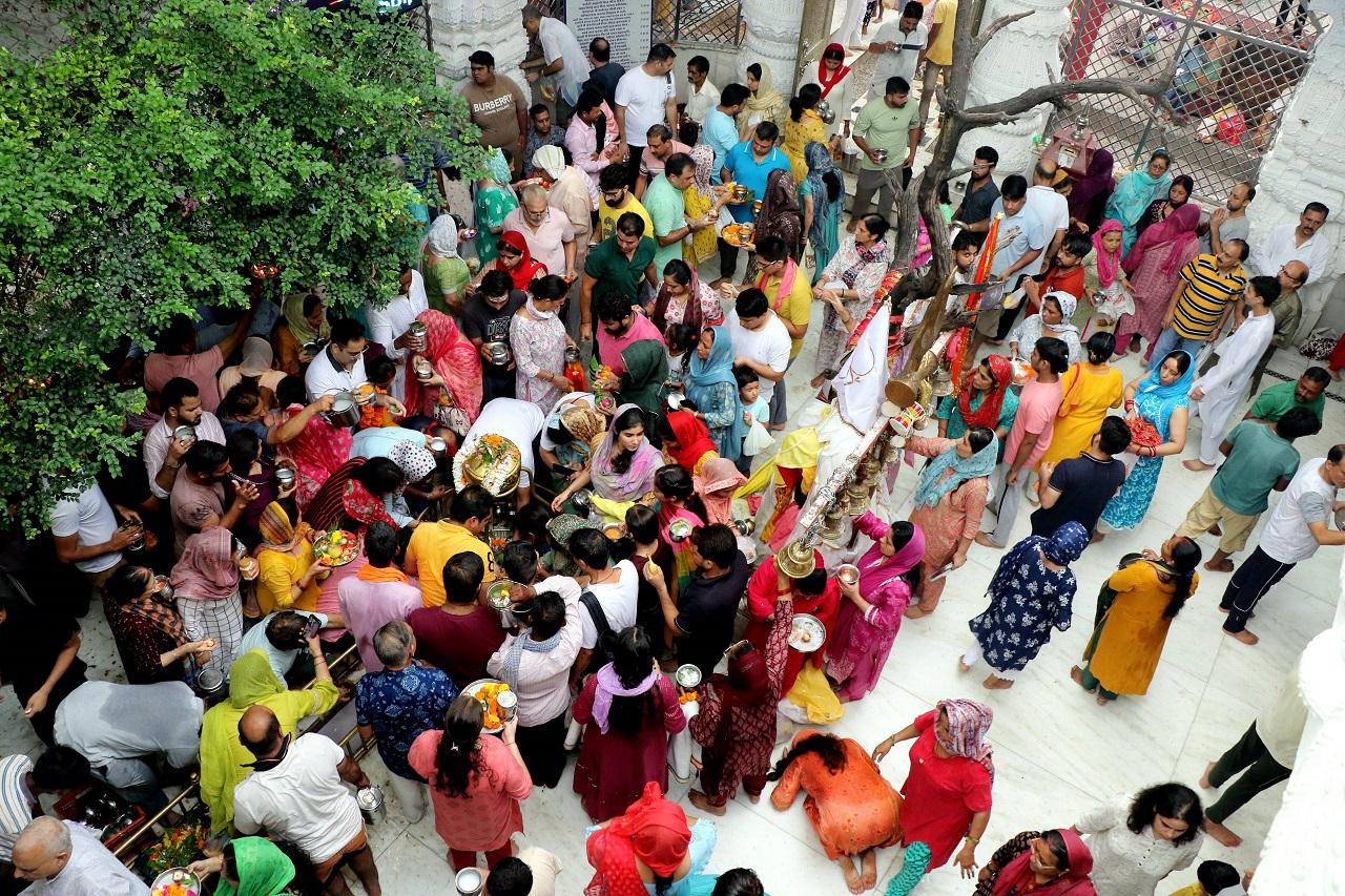 In Jharkhand's Deoghar, devotees visited Baba Baidyanath Dham to pray to Lord Shiva on the last Monday of Shravan. Baba Baidyanath Dham, another Jyotirlinga, is regarded as one of the most sacred places of Lord Shiva. Devotees from various regions travelled to this holy temple to offer their prayers