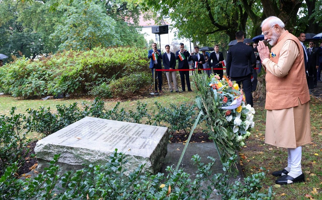 At the memorial, Prime Minister Modi met with the descendants of polish people who were given shelter by the Jamsaheb, the MEA added