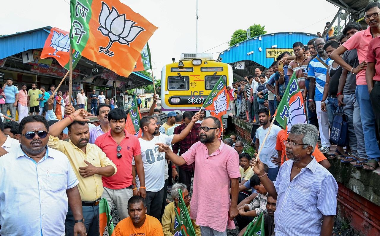 BJP workers demonstrated at several places in the city, including Sealdah, Shyambazar, Burrabazar and Wipro More in the IT hub of Sector 5, and police were swift in removing them to clear the roads for traffic