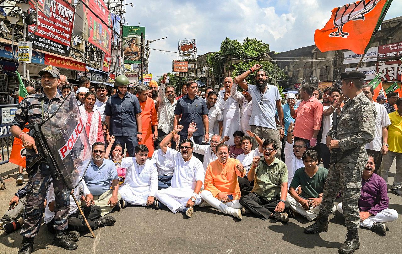 BJP workers demonstrated at the Bongaon station in North 24 Parganas, Gocharan station in South 24 Parganas, and the Murshidabad station in support of the bandh. Tension was palpable at the Barrackpore station in North 24 Parganas as BJP supporters and TMC workers came face to face