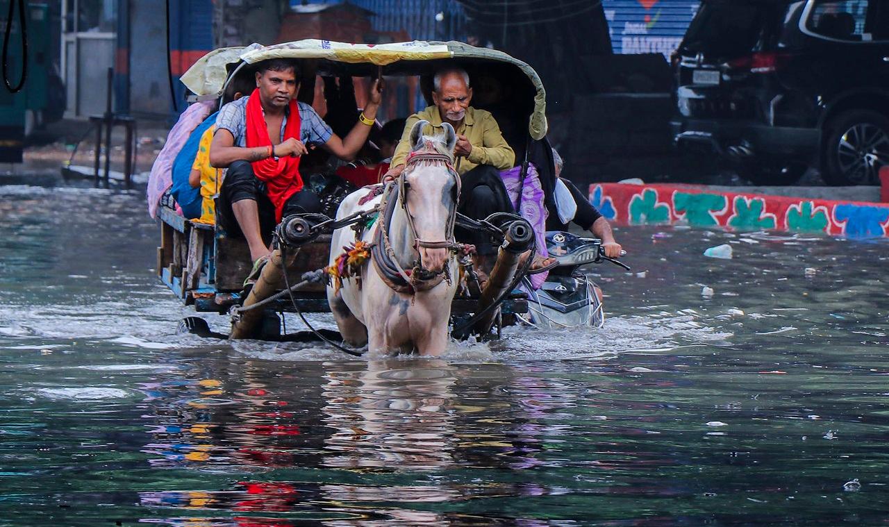 Vadodara, the worst-hit city due to recent downpour, heaved a sigh of relief as the water level of Vishwamitri river has come down from 37 feet to 32 feet in the morning. However, several low-lying areas are still inundated