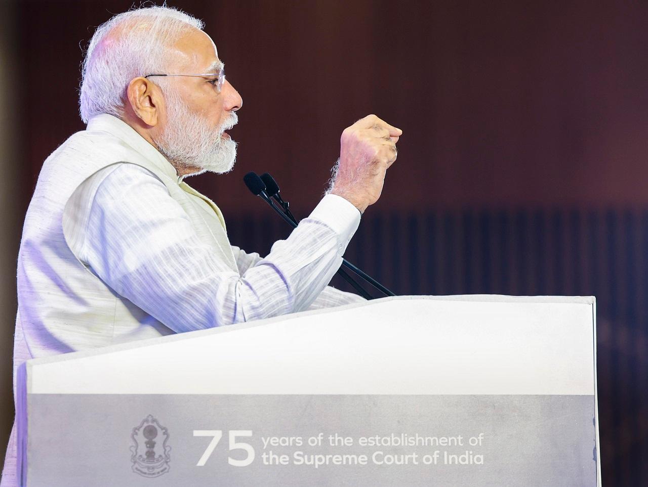 Chief Justice of India DY Chandrachud presented a memento to Prime Minister Narendra Modi at the event