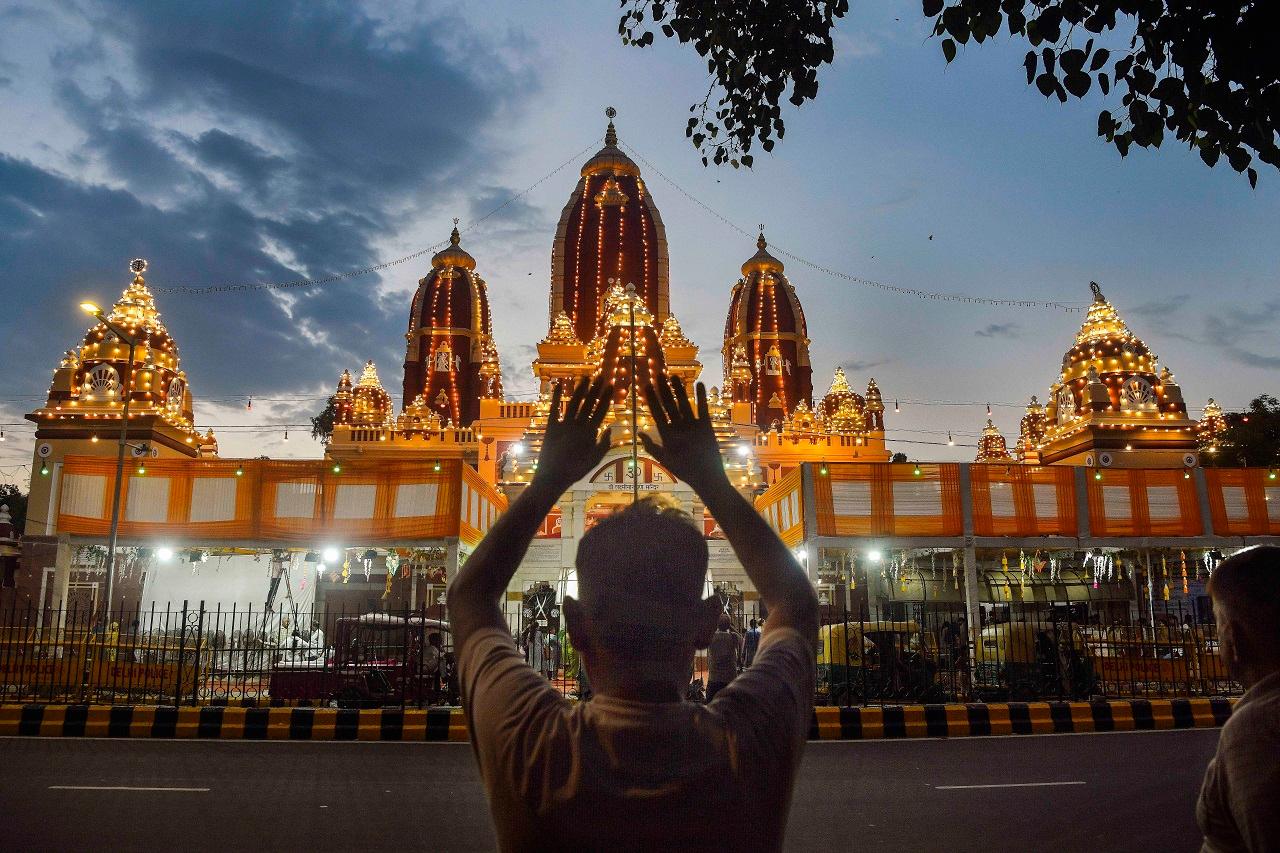 In the Shri Lakshmi Narayan Temple, also known as Birla Temple, the morning aarti was performed at the temple on the occasion of Shri Krishna Janmashtami