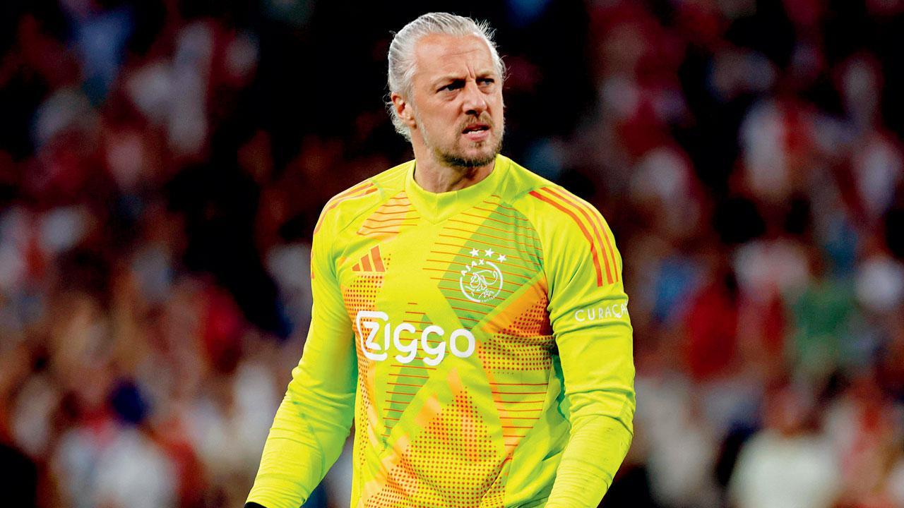 Ajax goalie Pasveer hailed after ‘crazy’ shootout