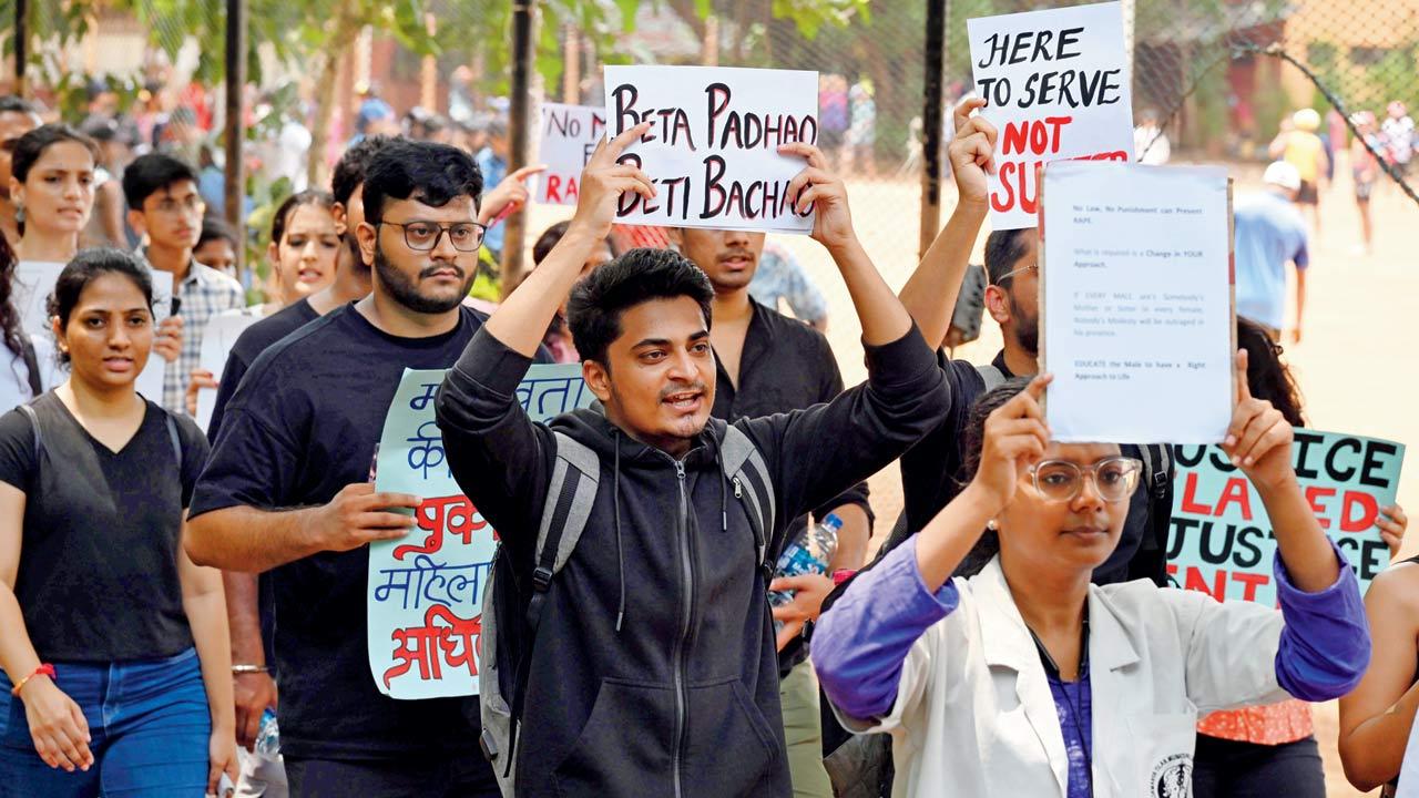 Students protest in Mumbai demanding justice for the rape victim in Kolkata. Pic/Anurag Ahire
