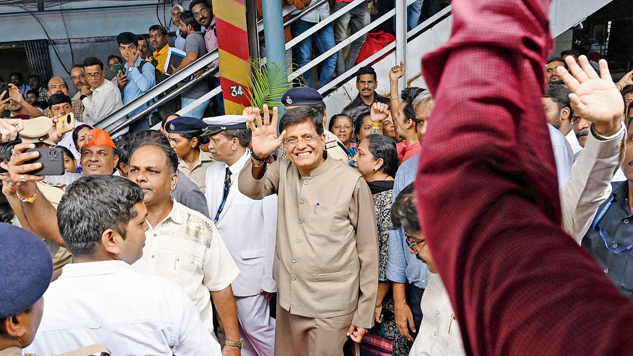 Union Minister Piyush Goyal waving at the crowd at Borivli station. Pics/Satej Shinde