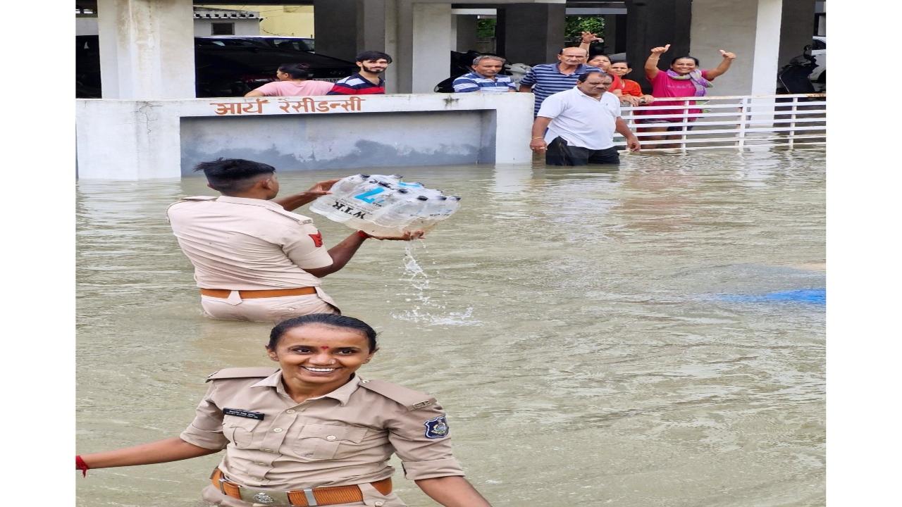 Citizens stranded in a Vadodara society are elated after Gujarat Police officers bring water to them 