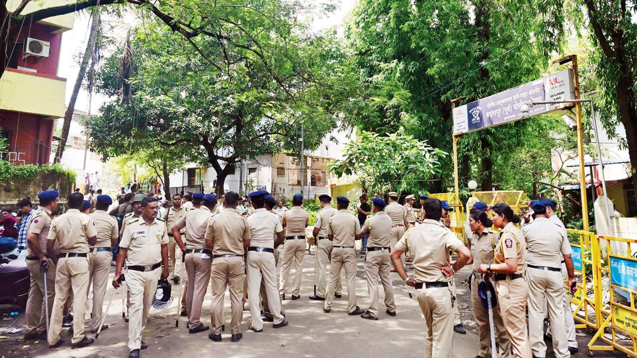 Heavy police presence outside Badlapur police station on Wednesday. Pic/Sayyed Sameer Abedi