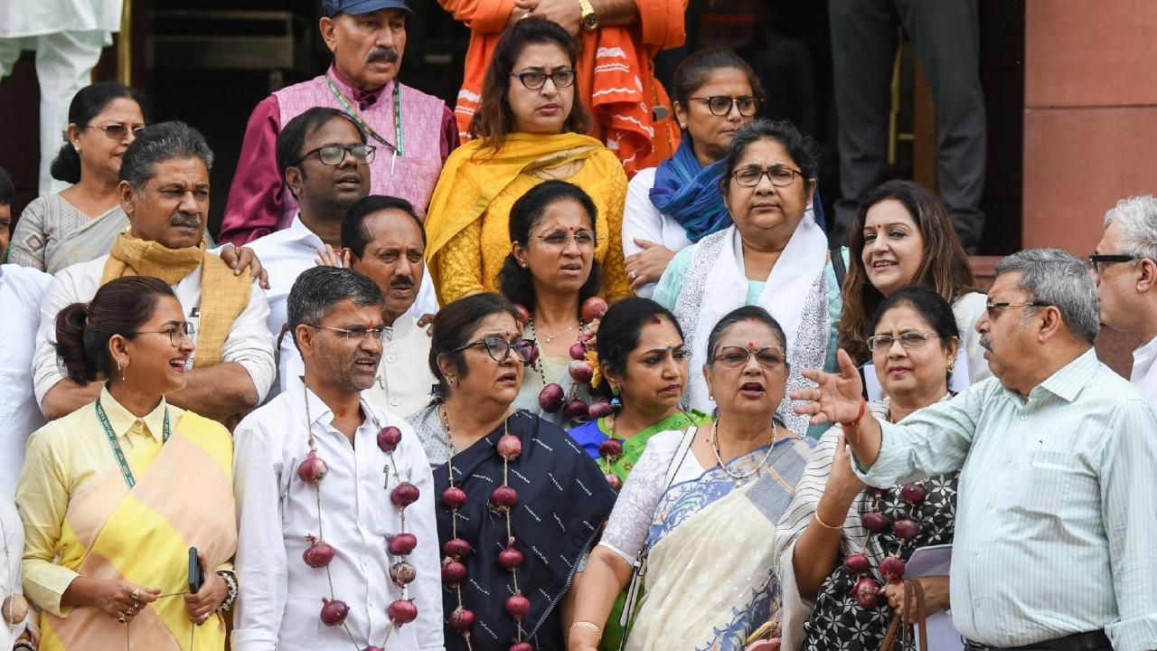 The MPs wore a garland of vegetables and raised slogans such as 
