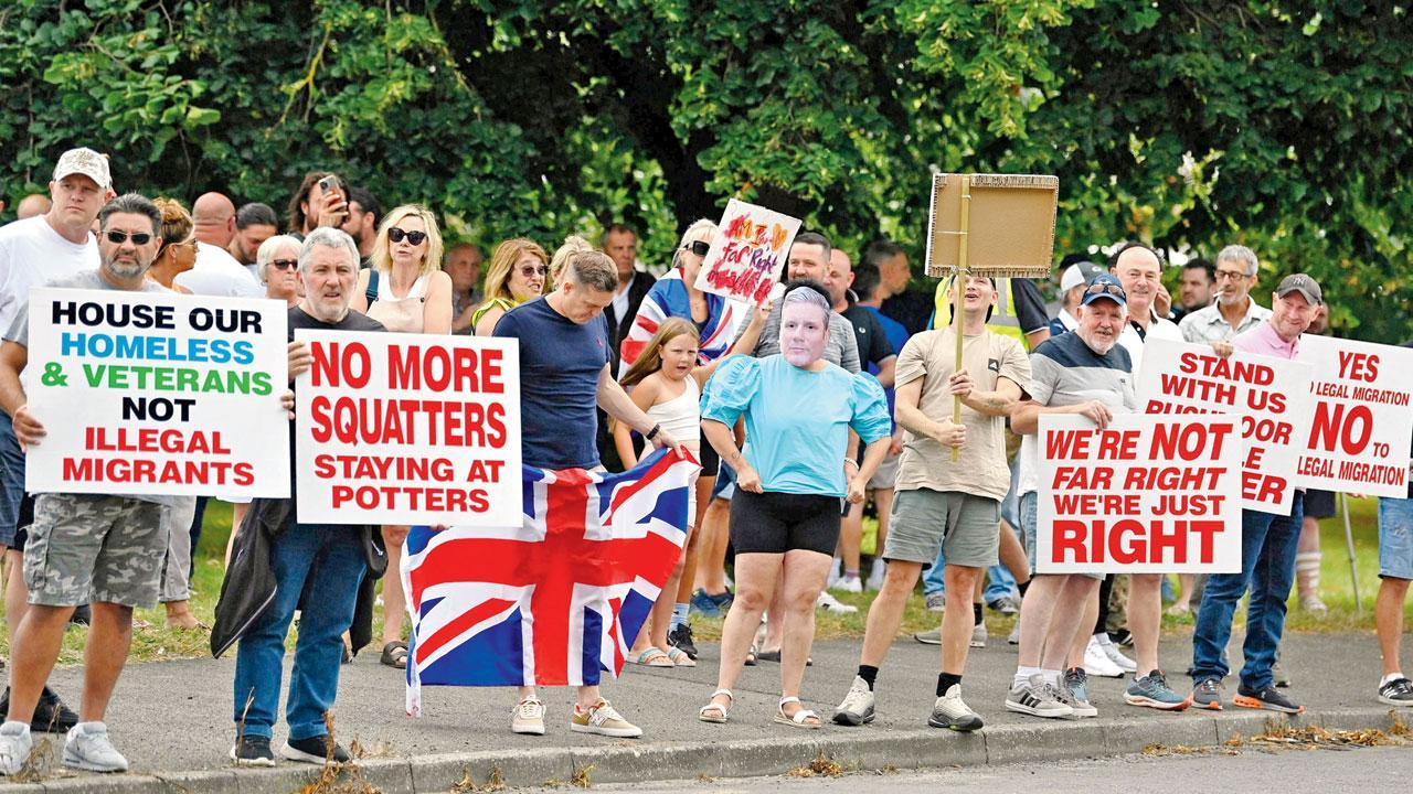 100 arrested in UK far-right anti-immigrant violent clashes