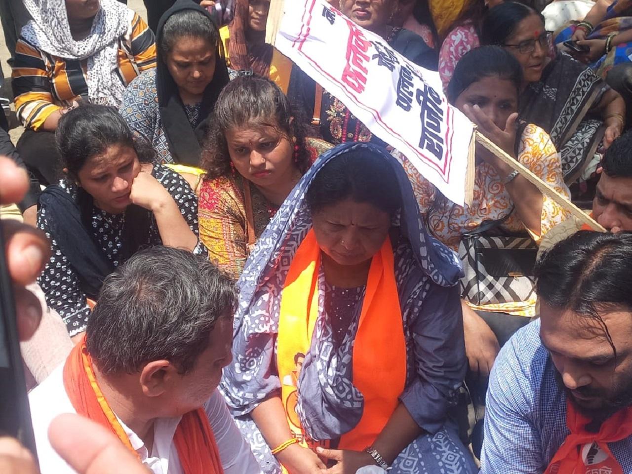 Shiv Sena (UBT) leader Sushma Andhare also joined the protest outside Badlapur police station 