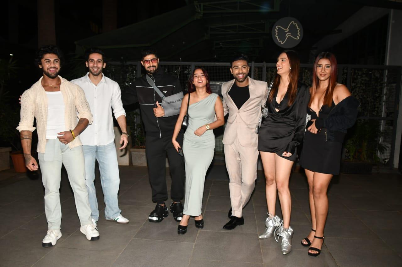 Best buddies Harsh, Simet, Anicka, Rushali posed with anchor Tanuj Virwani
