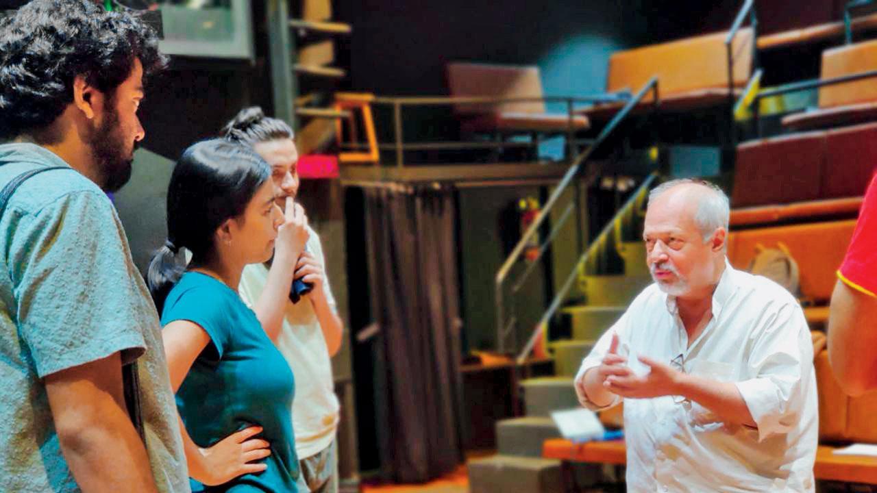 Theatre maker Sunil Shanbag brings adaptation of Utpal Dutt's famous play 'Barricade' to Mumbai