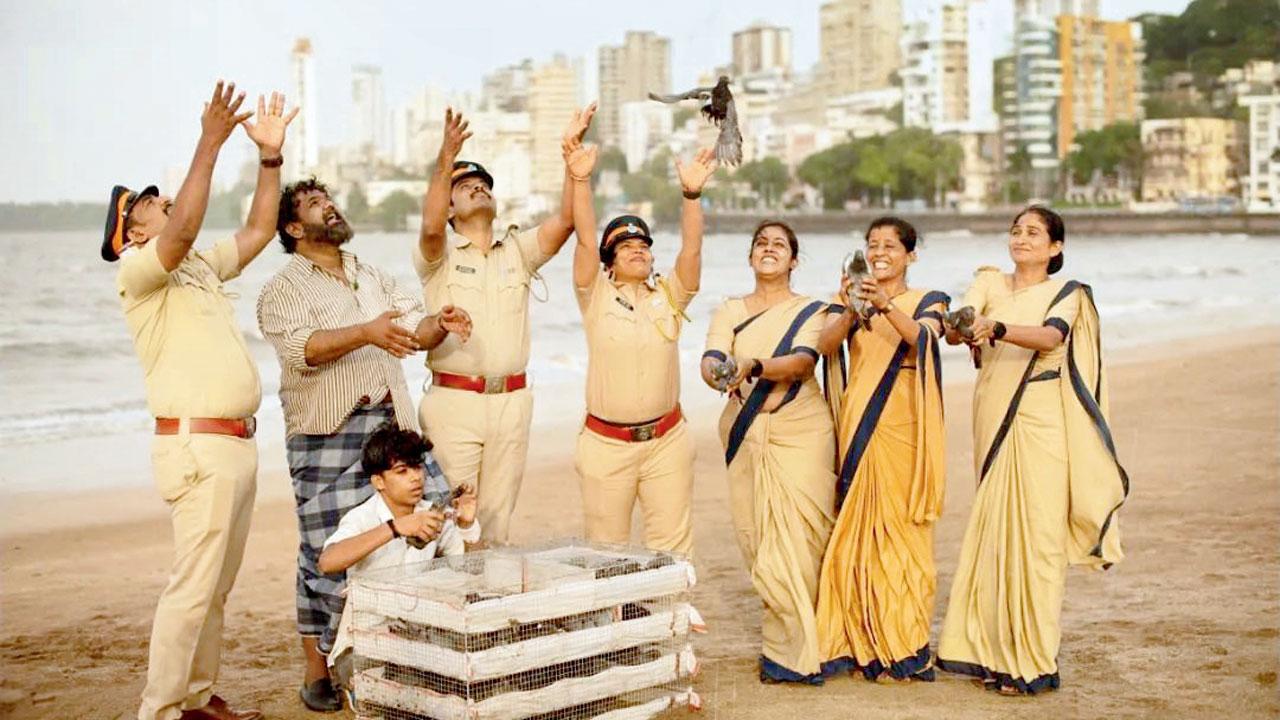 Mumbai Police personnel free birds for the project. PIC COURTESY/Tarun Chouhan