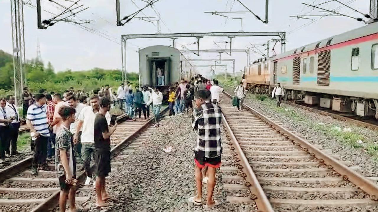 Mumbai: Train decouples, BEST bus’ brake fails