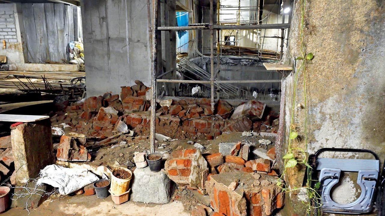 Two dead, one injured in wall collapse at Chira Bazar in Mumbai