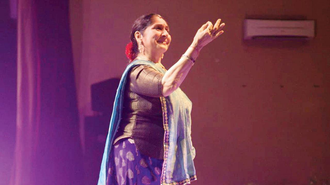 Uma Dogra during the performance at the Seychelles Museum