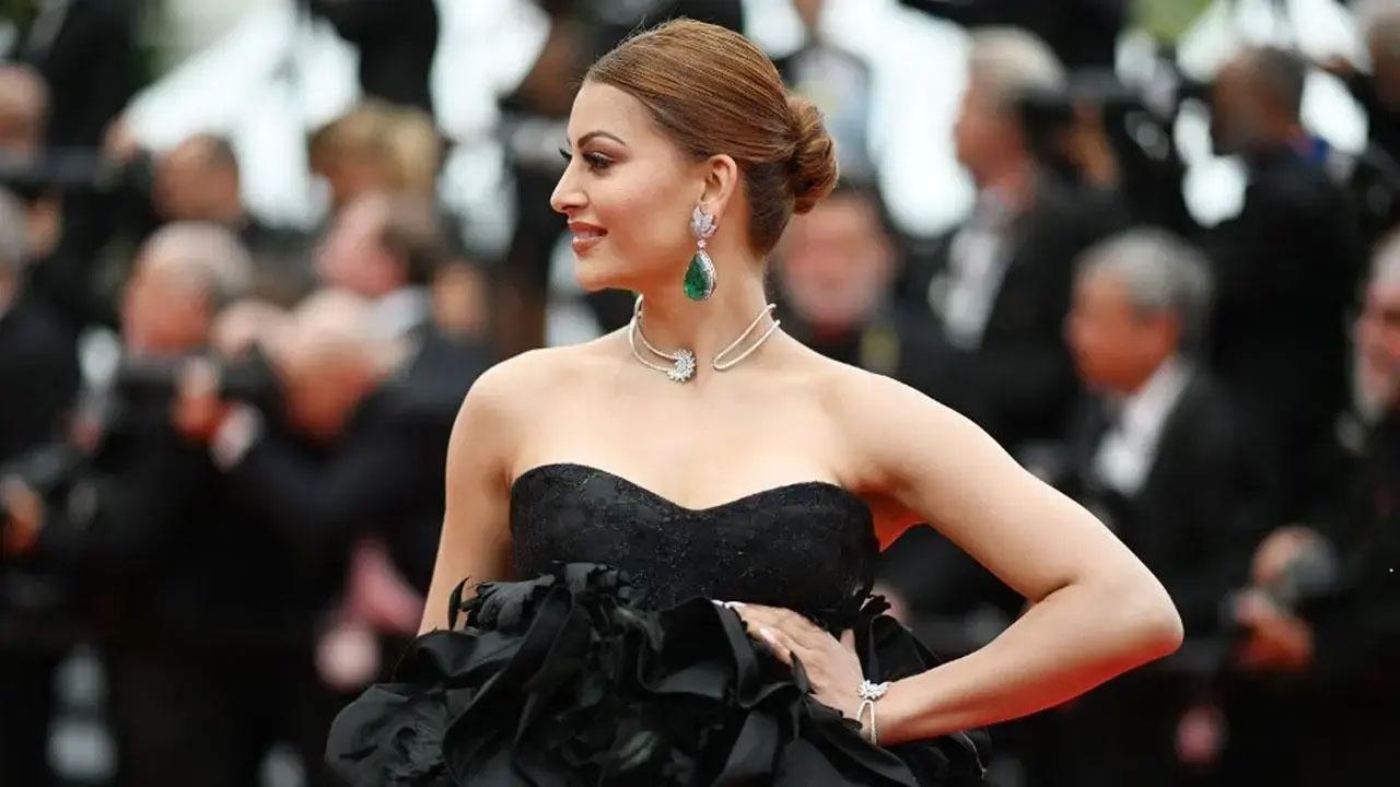 Urvashi Rautela trolled for getting admitted in hospital for a minor cut on finger