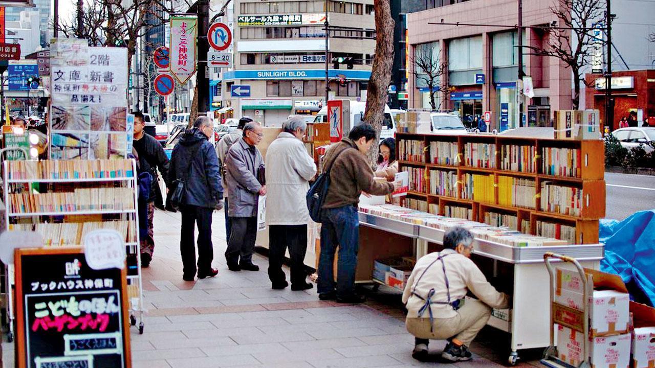 What has hooked readers to Japanese storytelling?