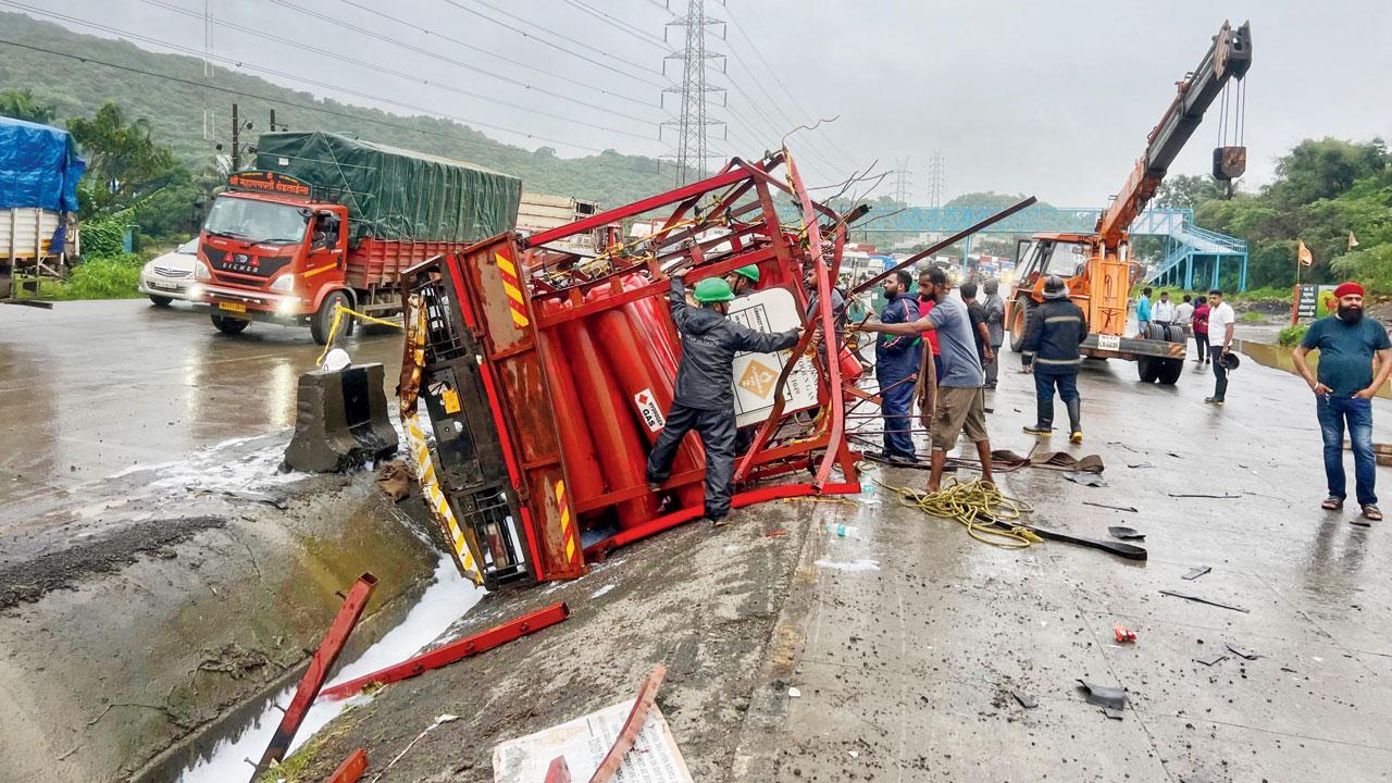 Maharashtra: Truck overturns, cylinders explode on highway in Vasai