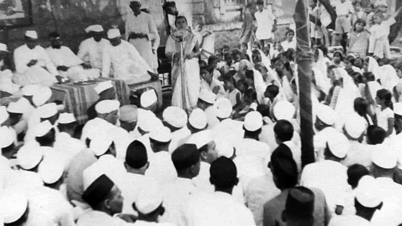 Kokila Sampat opening the Quit India meeting at Gowalia Tank Maidan (now August Kranti Maidan) with a rendition of Vande Mataram in August 1942, when she was eight months pregnant. Pic Courtesy Sunil Sampat
