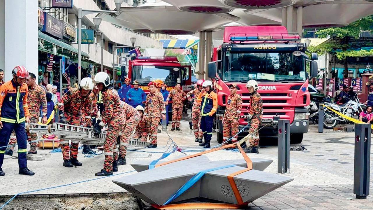 Malaysia: Woman falls into sinkhole as pavement caves in