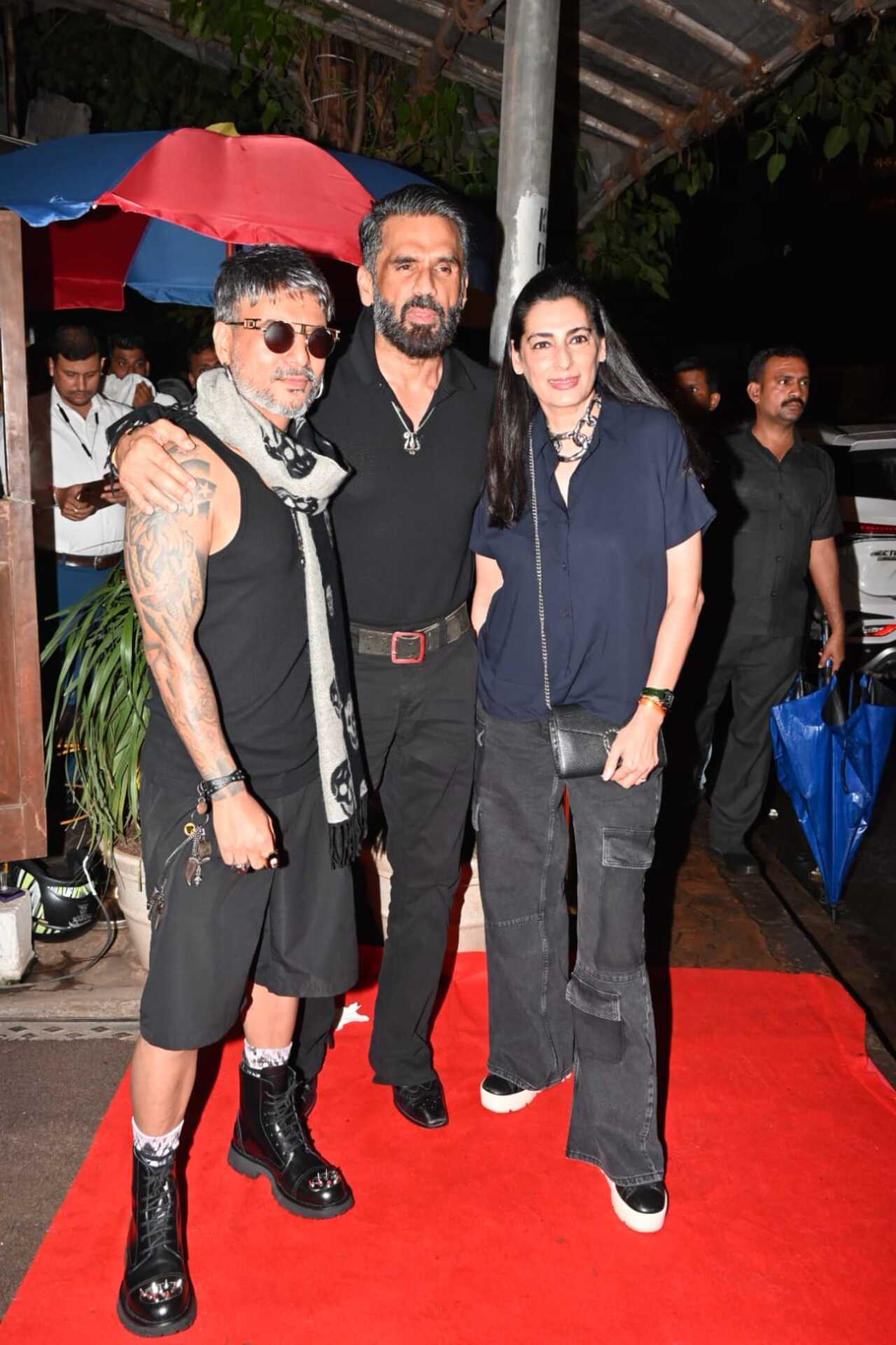 Suniel Shetty and his wife Mana Shetty also posed with birthday boy Aalim Hakim.