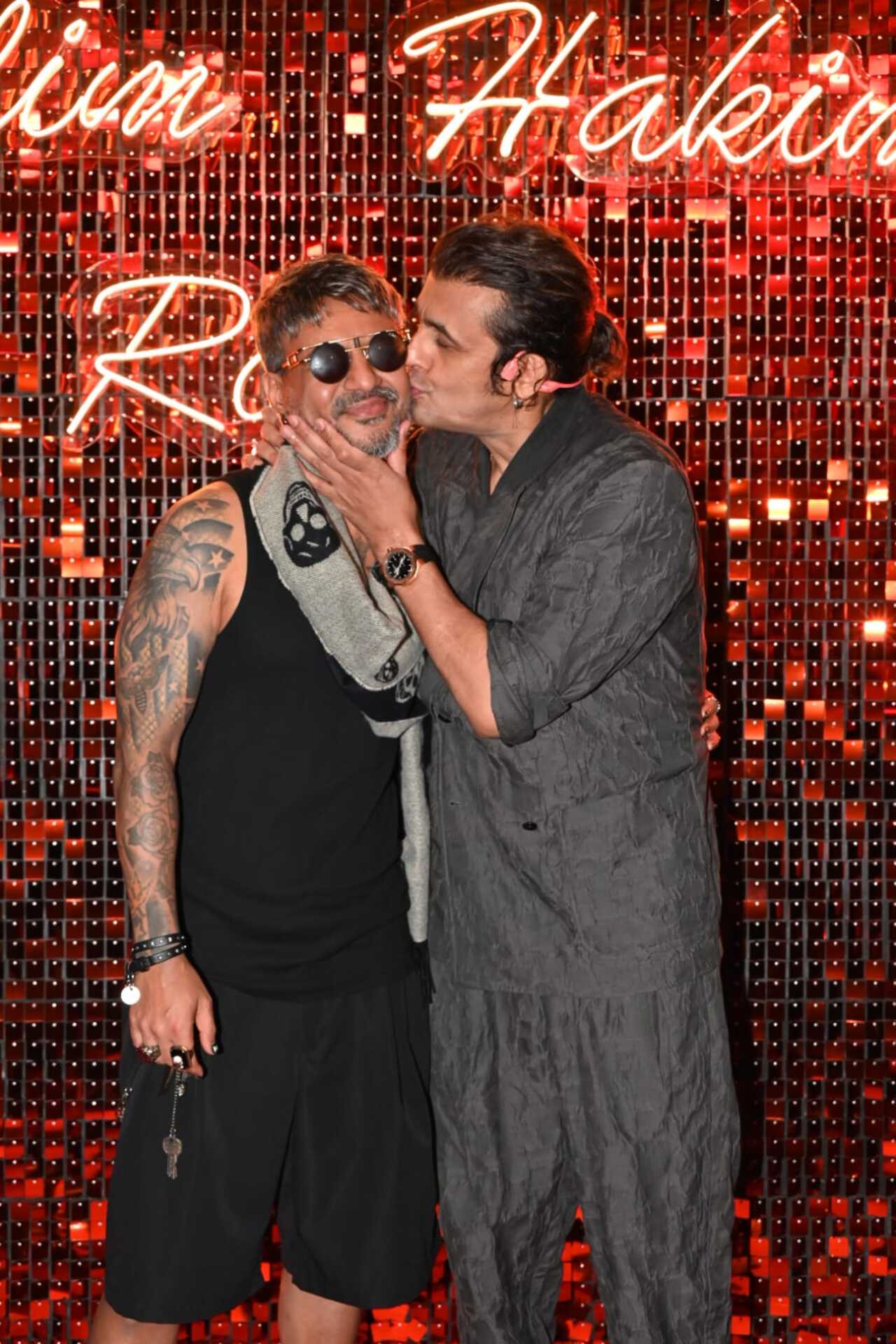 Singer Sonu Nigam expressed his love for Aalim by giving him a peck on his cheek.