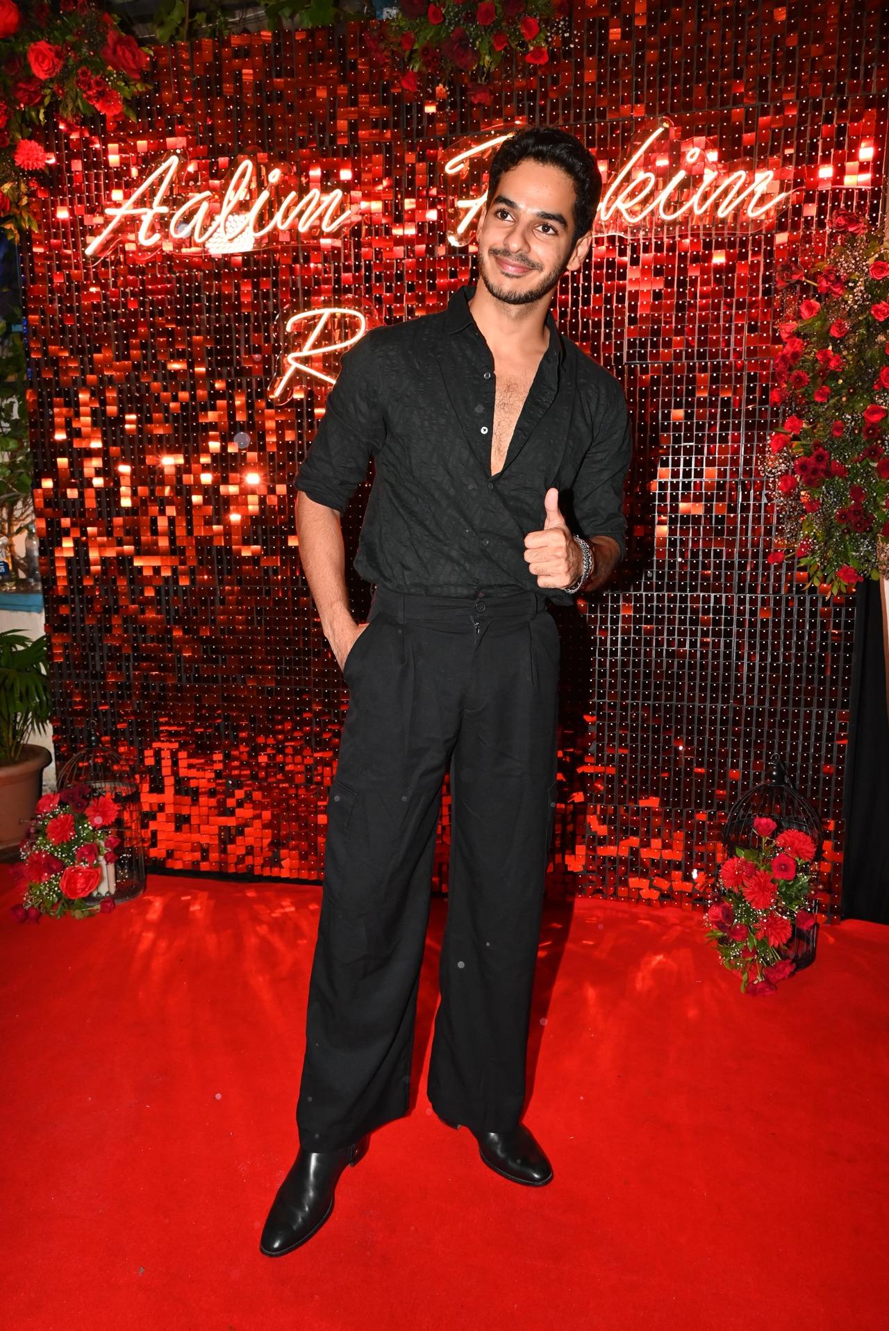 On the contrary, Shahid's brother Ishaan Khatter followed the dress-code and flaunted his ripped physique in a black outfit. 