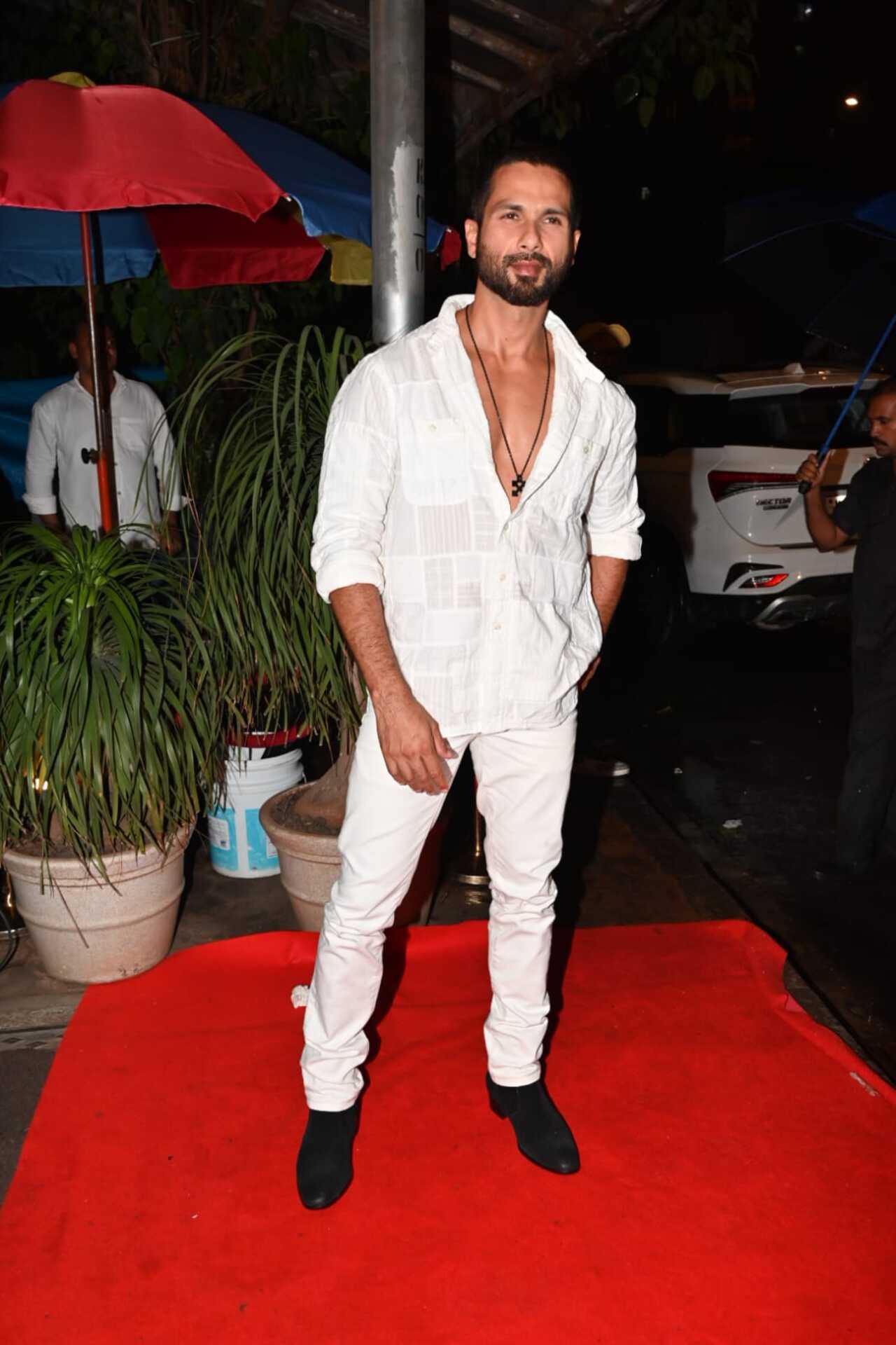 Bollywood's chocolate boy Shahid Kapoor went for the opposite colour and chose white for the occasion. 