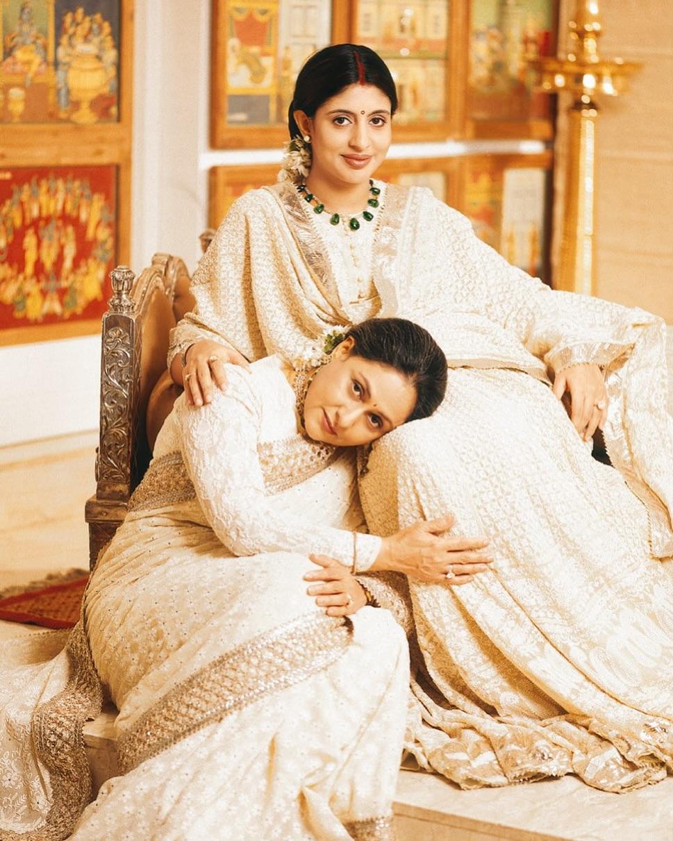 In this memorable photoshoot, Shweta shines in a white Chikankari outfit paired with Jaya Bachchan. Shweta’s outfit features real silver and antique gota borders with Zardozi embroidery along the hem. Jayaji’s Chikan saree showcases intricate jaali work with Tagar flower motifs. For her special day, Shweta added a veil made from real Tagar flowers to match her mother’s saree.