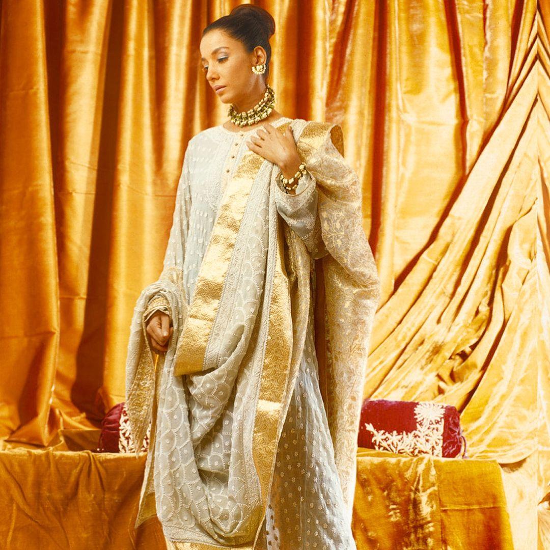 This 1996 photoshoot with actress Shabana Azmi took place soon after the Chikan exhibition in Delhi. In a bold move for an industry focused on youth, Abu Sandeep added grey streaks to Shabana’s hair and styled her as a contemporary Maharani.