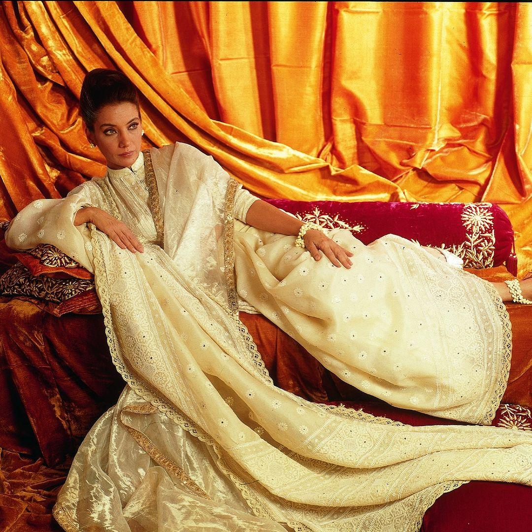 She wore an off-white organza saree adorned with Chikan buttis and Badla embroidery throughout, with the border made of real gold.