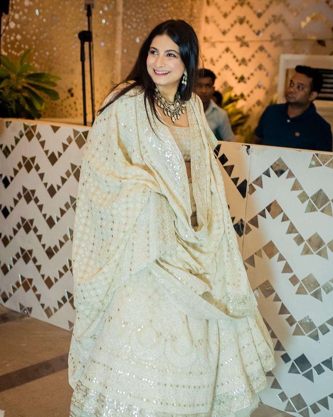 In 2018, Rhea Kapoor chose a Chikankari outfit by Abu Jani Sandeep Khosla for Sonam’s Mehendi ceremony.