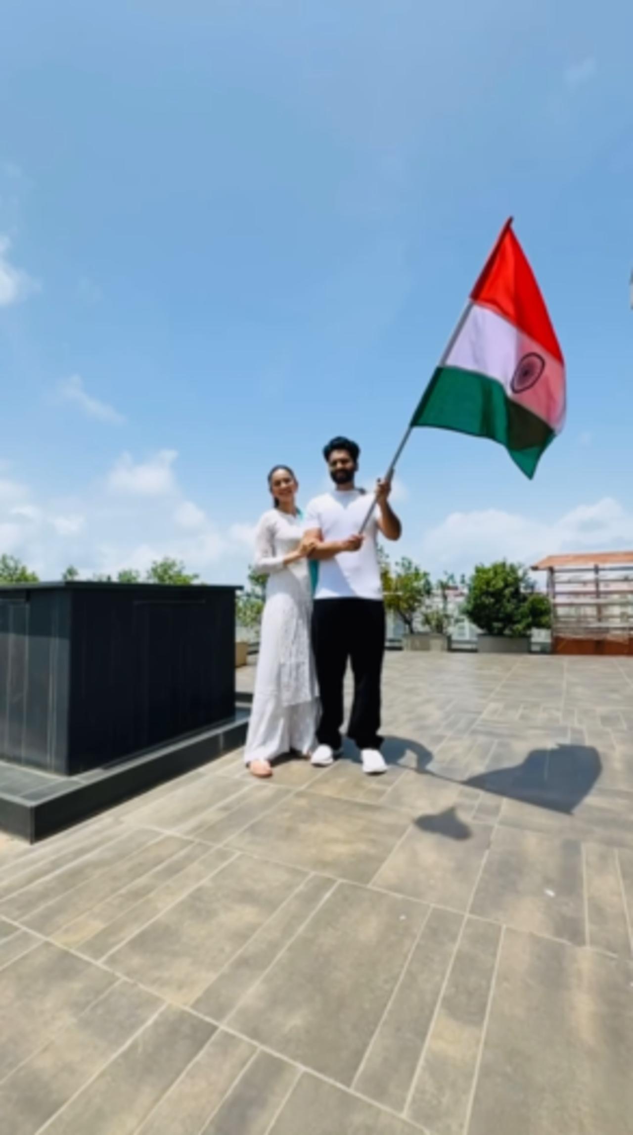 Rakul Preet Singh and Jackky Bhagnani shared a video of them waving the flag on the terrace of their house