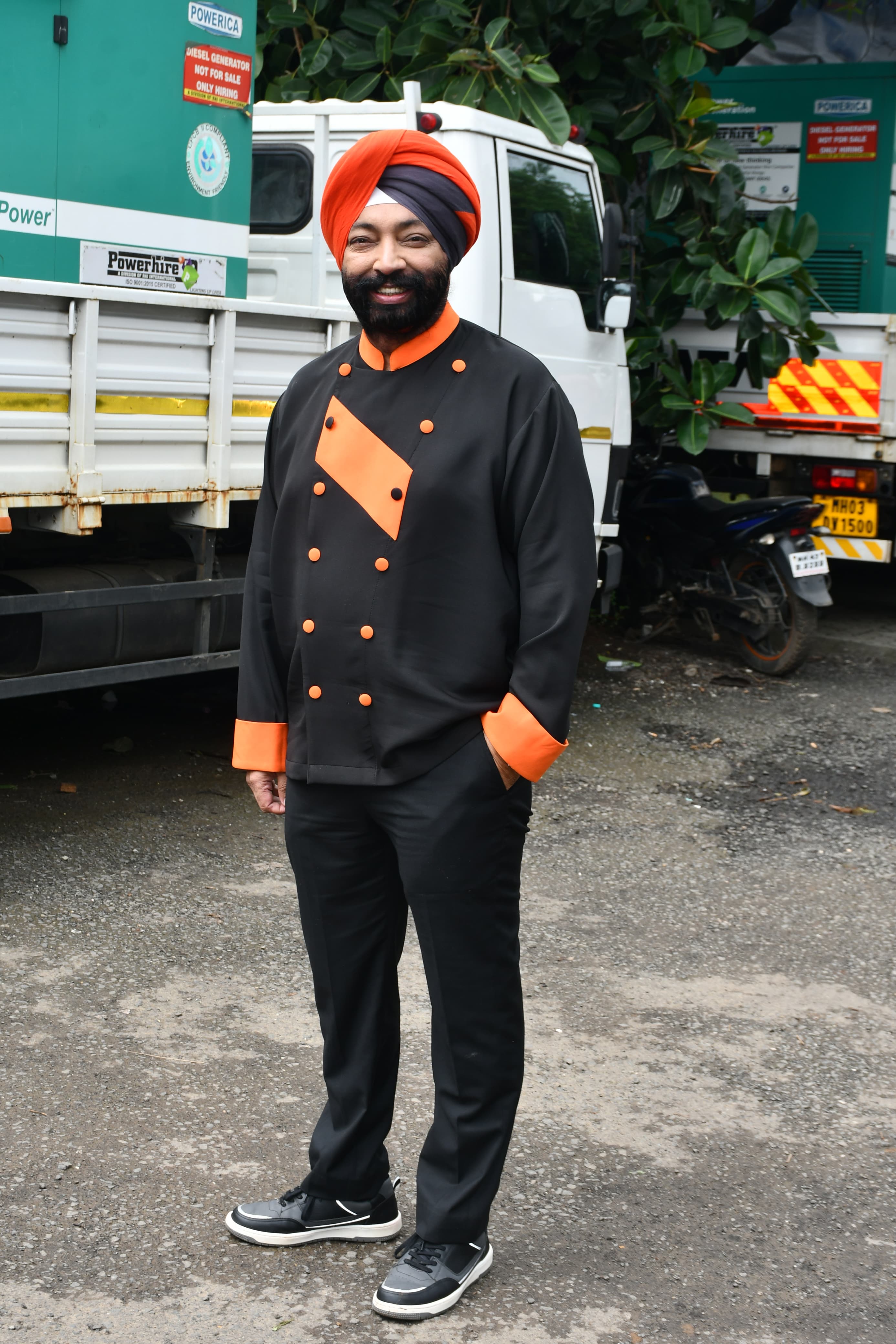 Chef Harpal Singh Sokhi too posed for the paparazzi on the Laughter Chefs set