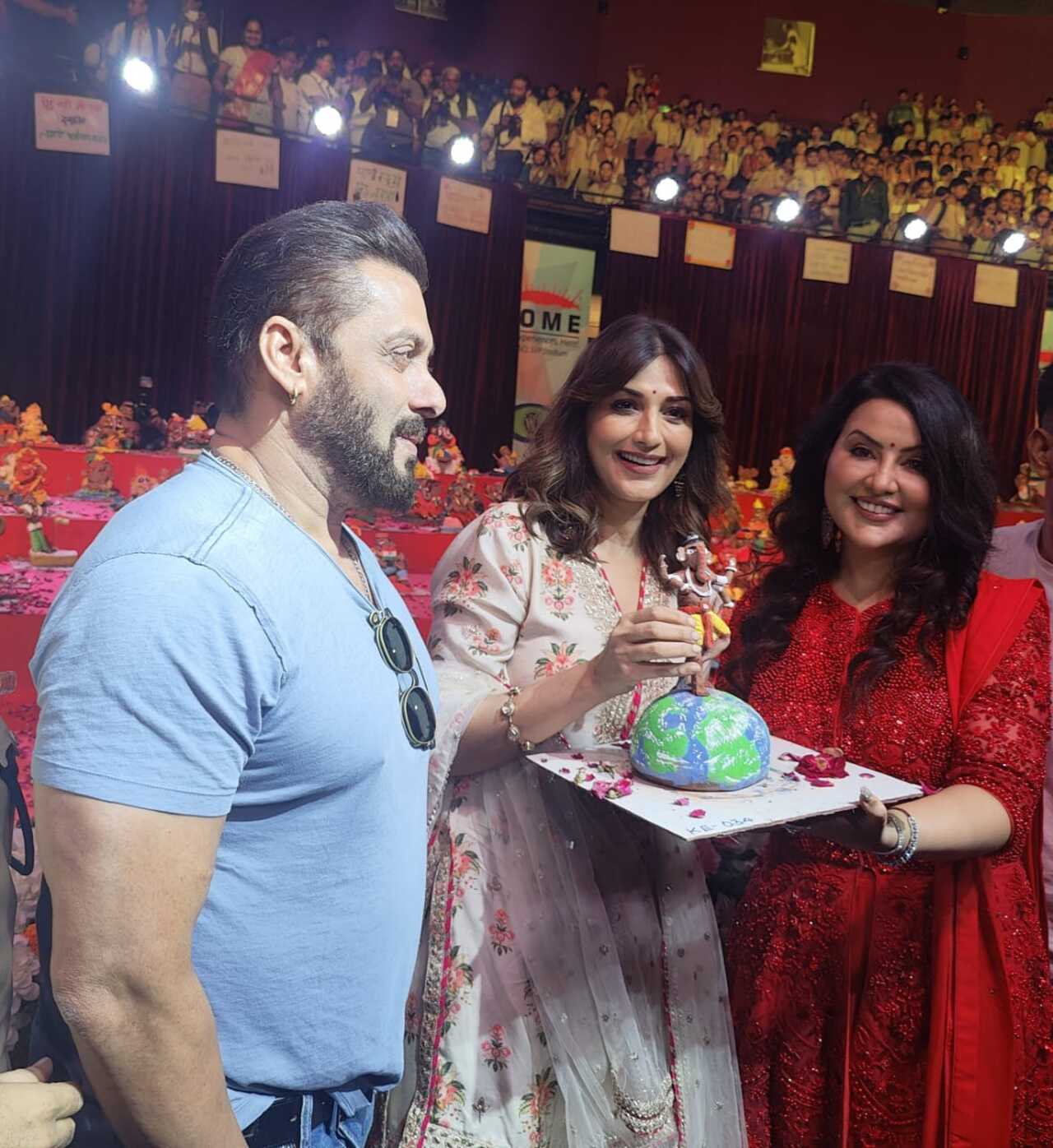 She also reunited with her ‘Hum Saath Saath Hain’ co-star Salman Khan. 