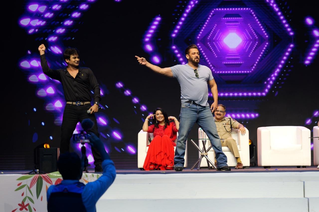 Salman also danced to his famous song ‘Jalwa’ at the event and won hearts with his impromptu performance. 