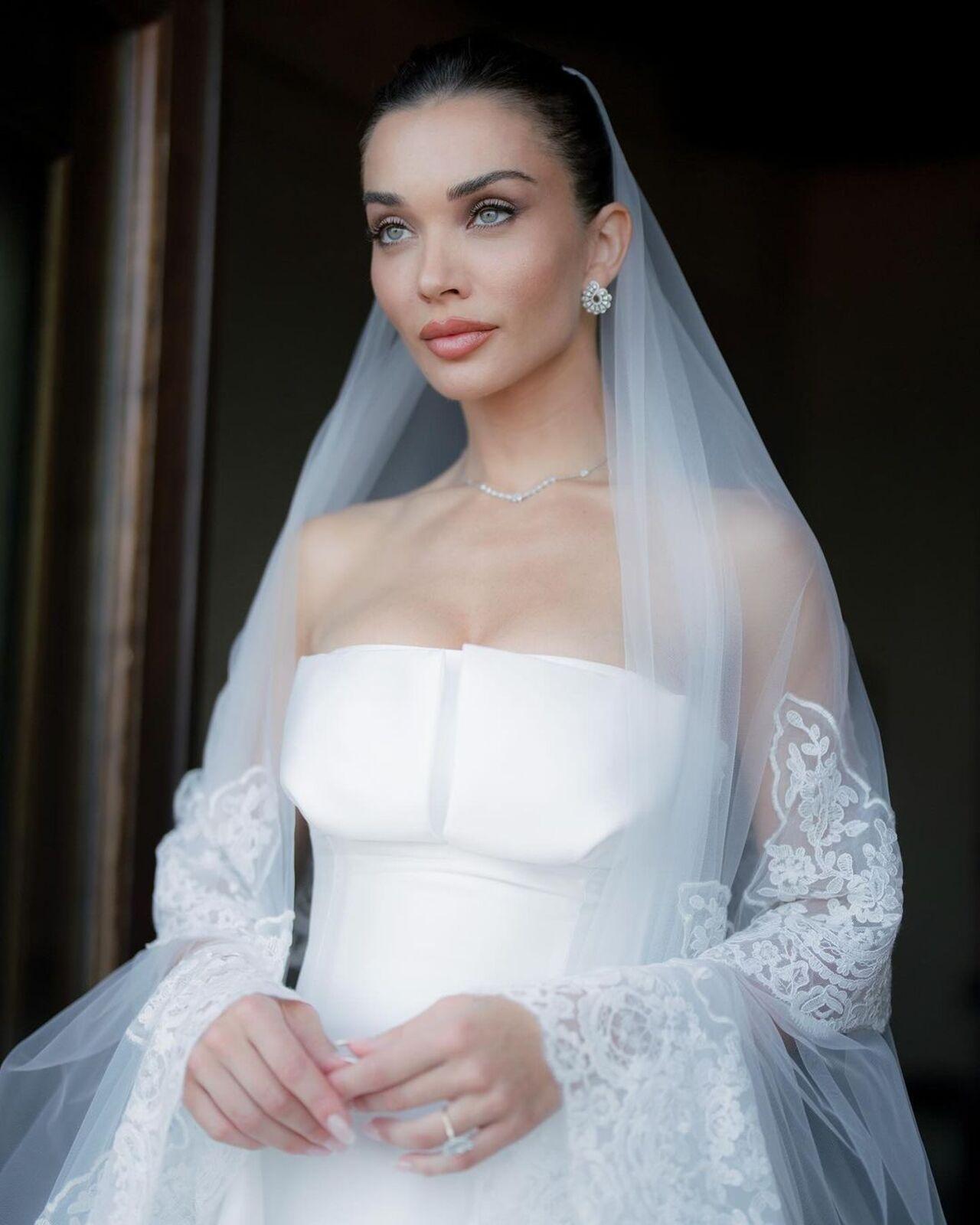 Amy Jackson looked radiant in a classic Alberta Ferretti strapless silk Mikado gown that featured an ethereal veil cascading elegantly to the floor. She accessorized with the perfect touch of diamonds by Chopard. 