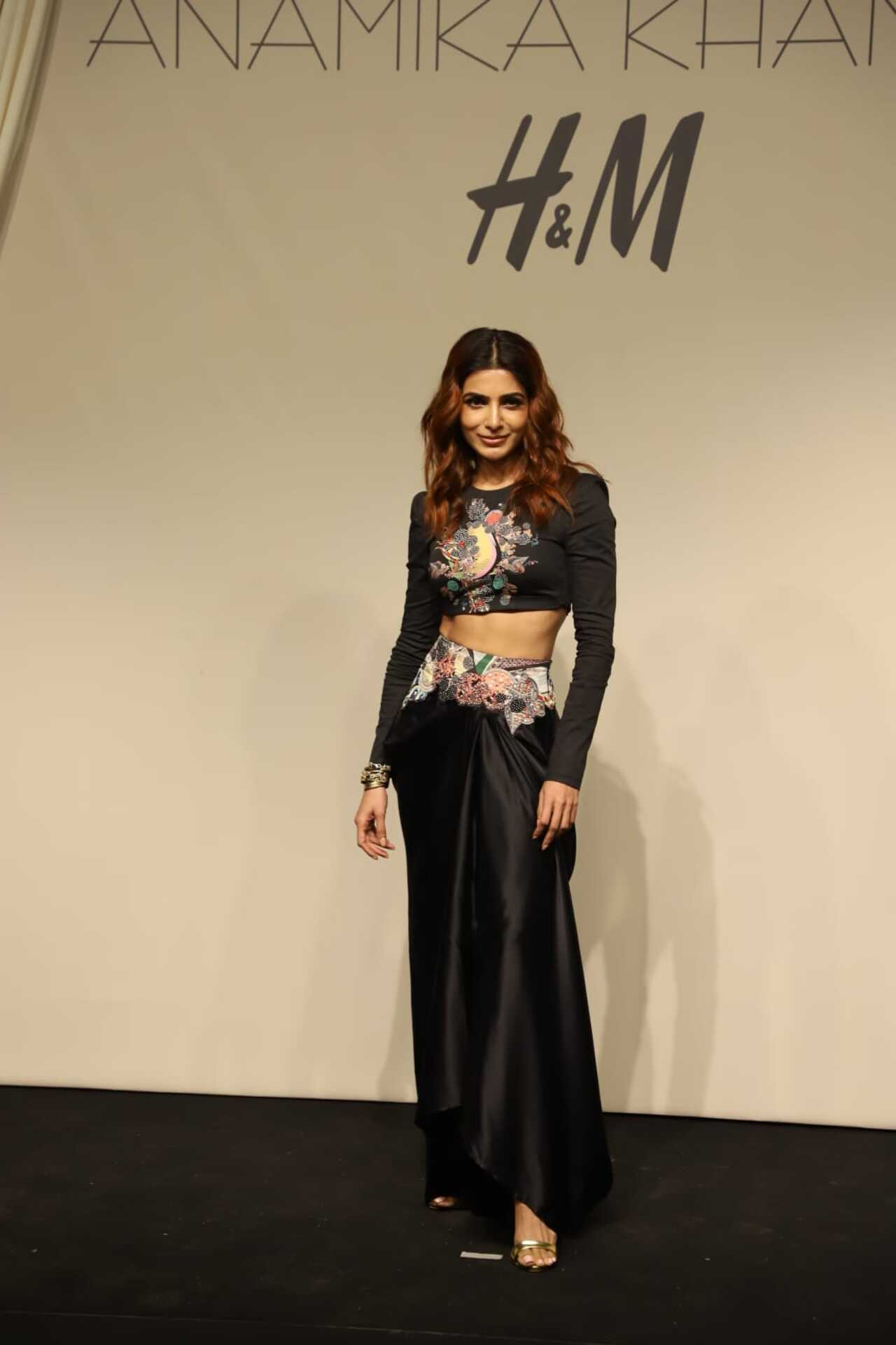 Samantha had heads turning as she was seen in a pair of black cropped top featuring a multi-coloured motif in the centre with a matching silk draped skirt that was decorated with a scalloped-edge asymmetrical waist panel that complimented the abstract pattern on her top