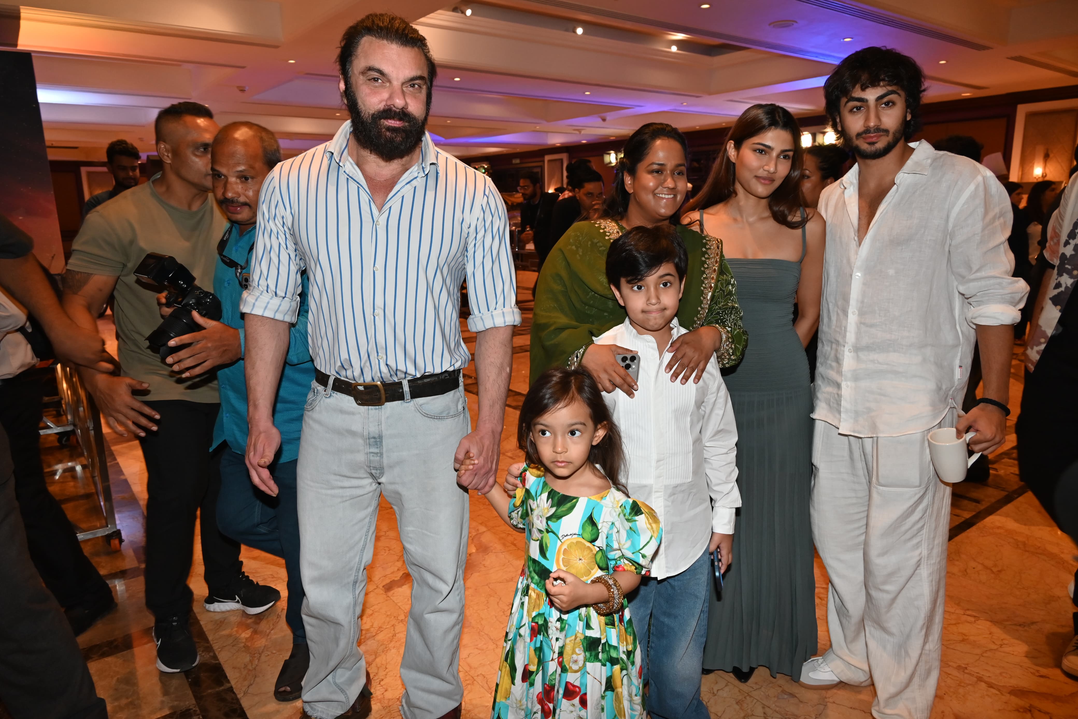 Sohail and Arpita posed for a cute picture with Arhaan, Alizeh, Ahil and Ayat