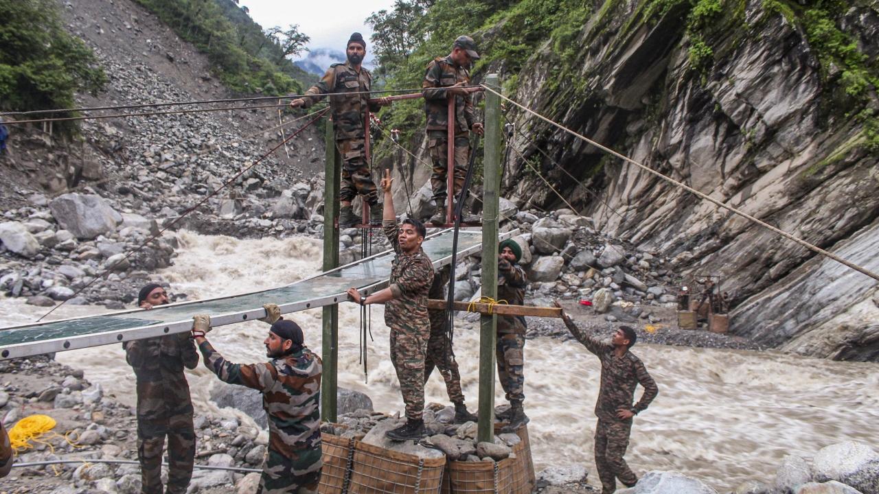 The MI-17 and Chinook helicopters of the Indian Air Force dropped off the airlifted passengers at Chardham helipad and Gauchar airstrips respectively
