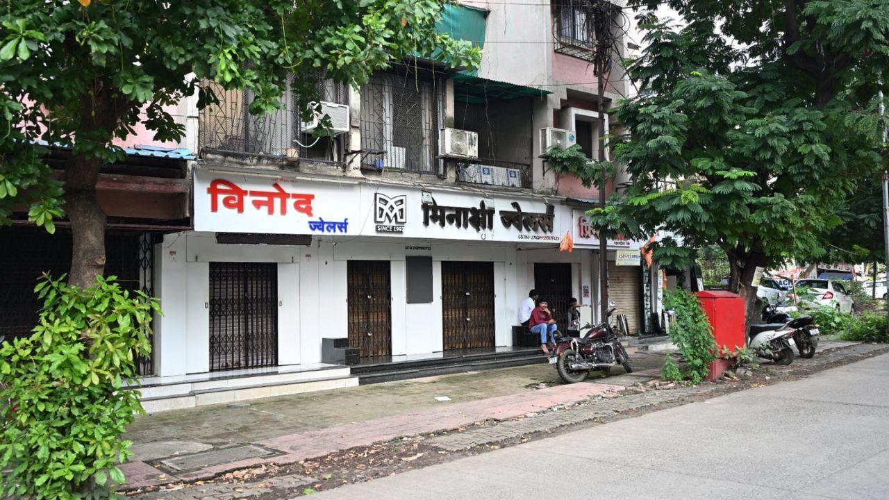 Concurrently, part of the Special Investigation Team formed to probe Badlapur sexual assault case arrived at the city police station to condut further investigation. The SIT was formed by Maharashtra government. 