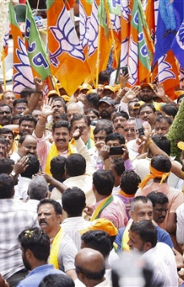 During the padayatra, Karnataka BJP chief BY Vijayendra targeted the Congress and the Gandhi family.