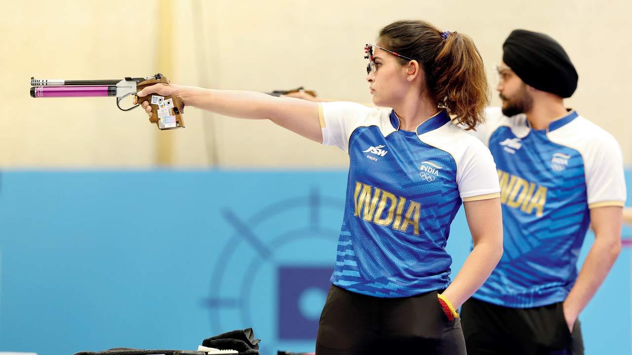 Manu Bhaker (left) and Sarabjot Singh during their 10m air pistol mixed team bronze medal match v South Korea recently. Pic/Getty Images