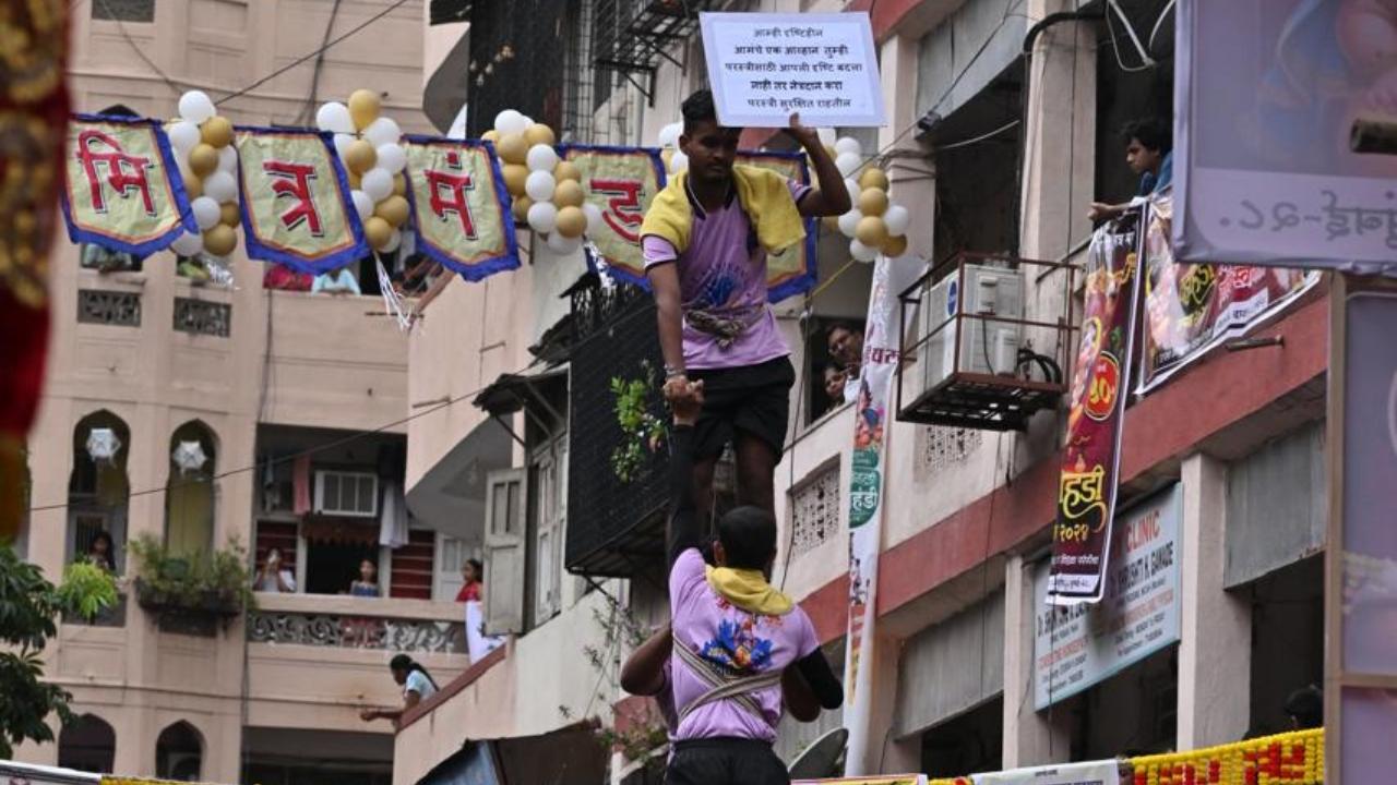 Dressed in colourful attires, Govindas are seen criss-crossing parts of the metropolis in trucks, tempos, buses and two-wheelers to break the dahi handis