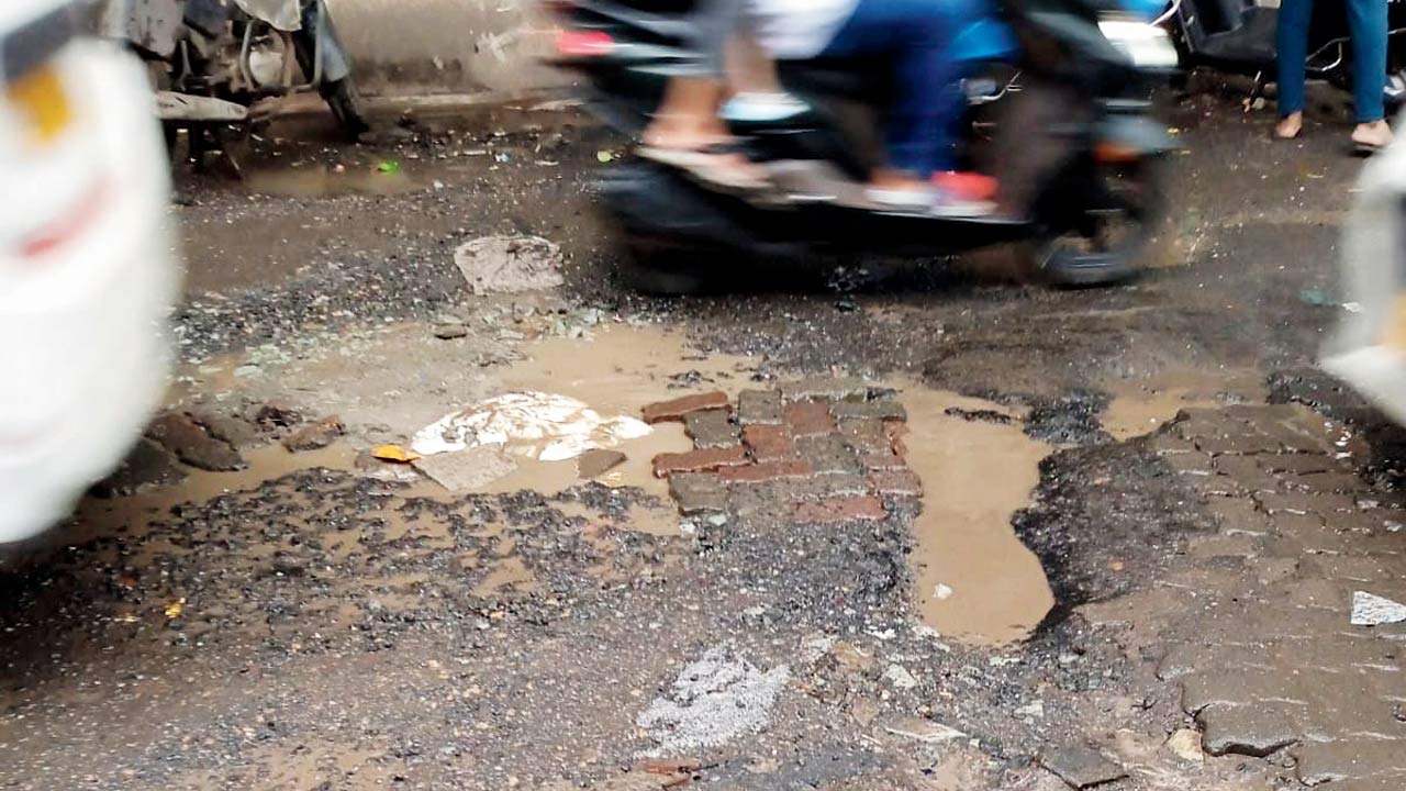 Event organisers say bad roads cause delays in moving idols, which result in traffic jams. Pic/Ashish Nare, Ganesh Samiti Volunteer 
