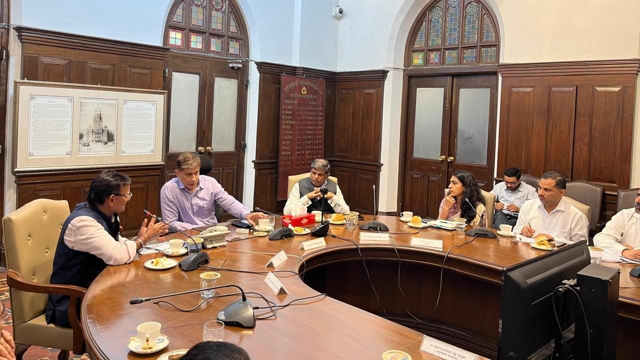 Mumbai: FSSAI CEO discusses enhancing food safety, hygiene in city with BMC