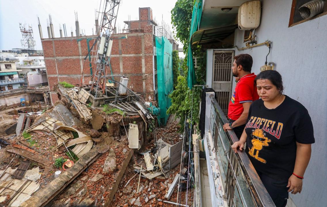 Building collapses in Mahendru Enclave of Model Town in Delhi, several people feared trapped