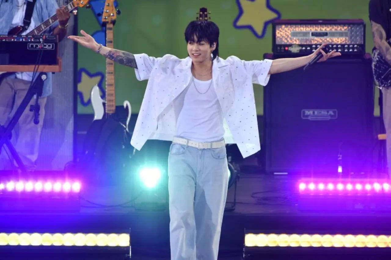 Jungkook looks amazing in this white t-shirt paired with a simple printed shirt and classic American washed jeans at the Permission to Dance concert. Teach us how you do this, Kookie!